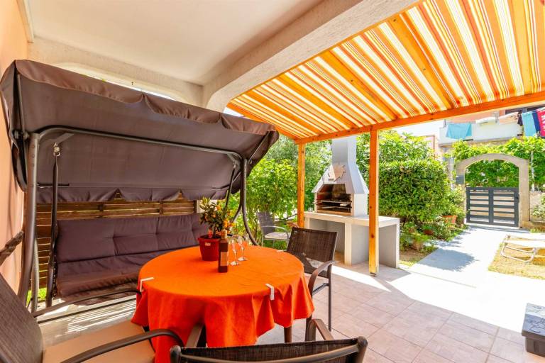Apartment with patio, garden & BBQ — photo 4