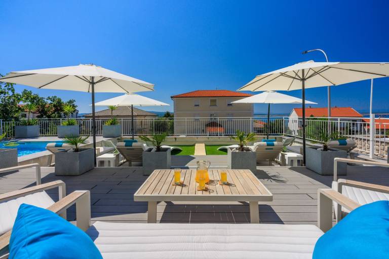 Unique apartment just 500 metres from the sandy beach with pool, home cinema, billiards and tennis lessons — photo 3