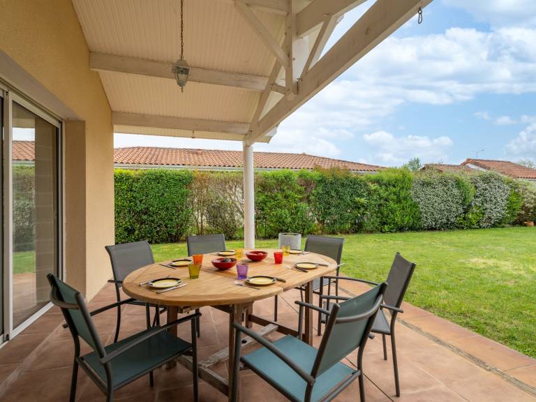 Vacation home with grill & garden — photo 2