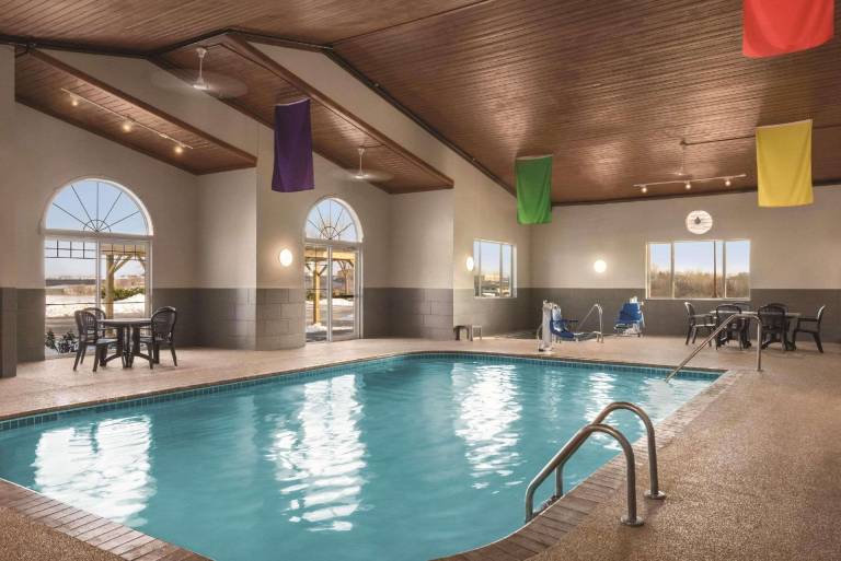 Country Inn & Suites by Radisson, Dubuque, IA — photo 3
