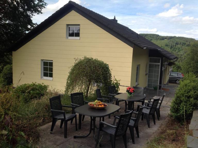 Gro&szlig;es modernes Ferienhaus mit Terrasse