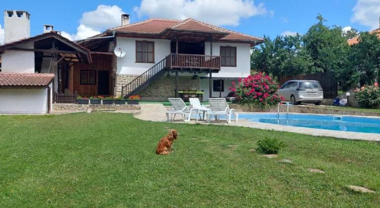 Fully equipped house with patio, pool & barbeque | Pets allowed in Varna