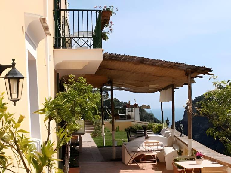 House with 7 rooms for 16 persons in Minori