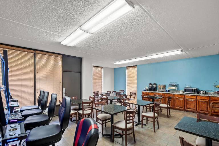 Days Inn by Wyndham Statesboro — photo 5
