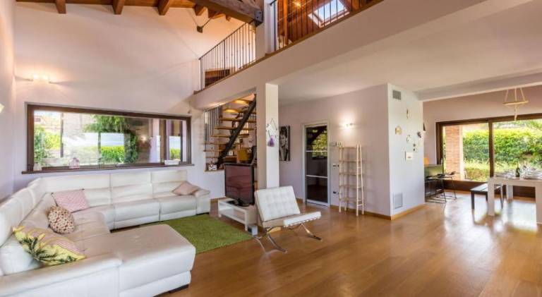 Villa with pool — photo 4