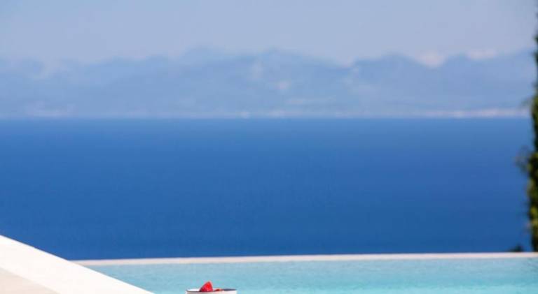 Villa with jacuzzi, private pool & yard in Lefkada