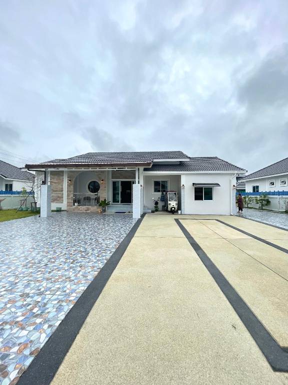 Vacation home with pool, barbecue & patio in Chiang Mai