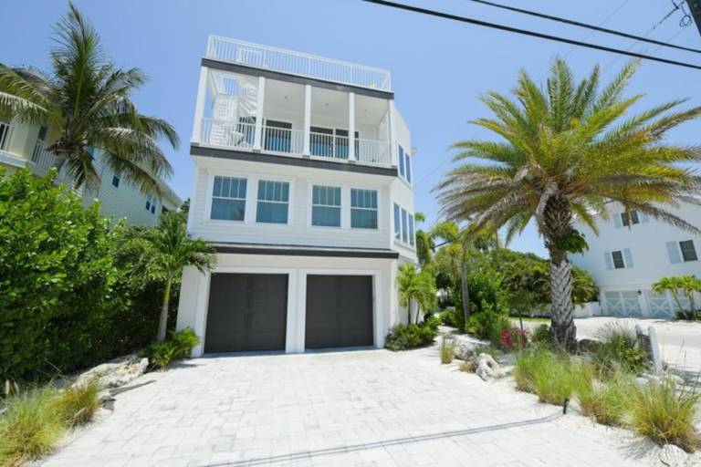 House with pool — photo 4