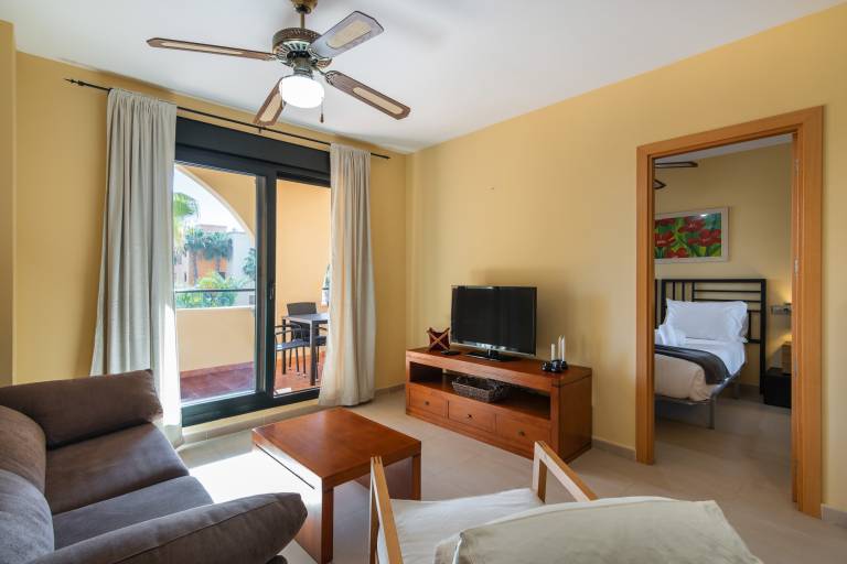 Rental apartment with pool, terrace & yard — photo 4