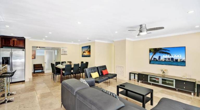Deluxe Home Heated Pool & Jetted Tub near Beach — photo 4