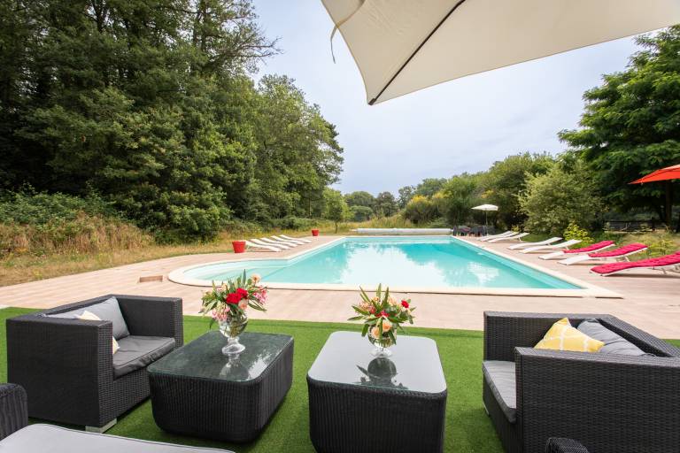 Charming bed and breakfast with yard, patio & pool | Garden view | Dogs allowed in Nantes