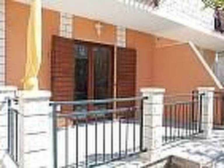 Apartment with terrace, barbeque & garden — photo 3