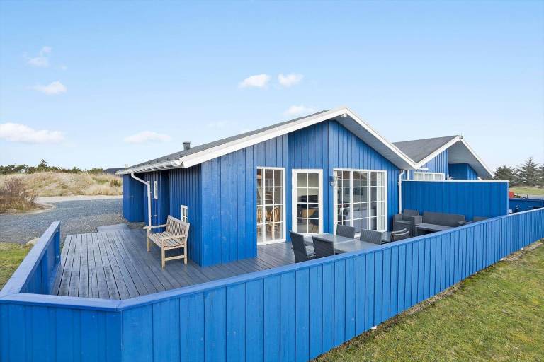 Vacation home with hot tub, patio & grill in Hvide Sande