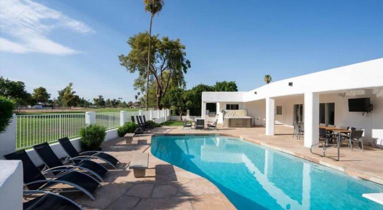 House with pool in Phoenix, AZ