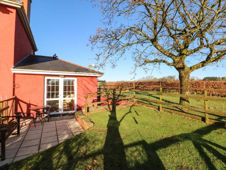 Cottage with yard | Beach view — photo 2