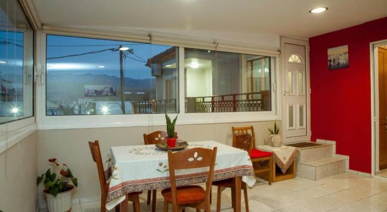 Rental apartment with patio — photo 4
