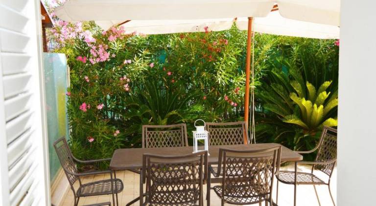 Holiday apartment with yard — photo 2