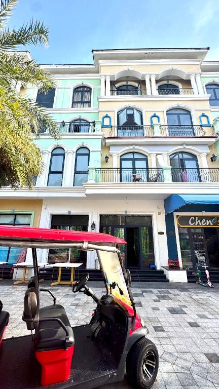 Amber 2 Hotel & 1989 Vinwonder Safari in Phu Quoc
