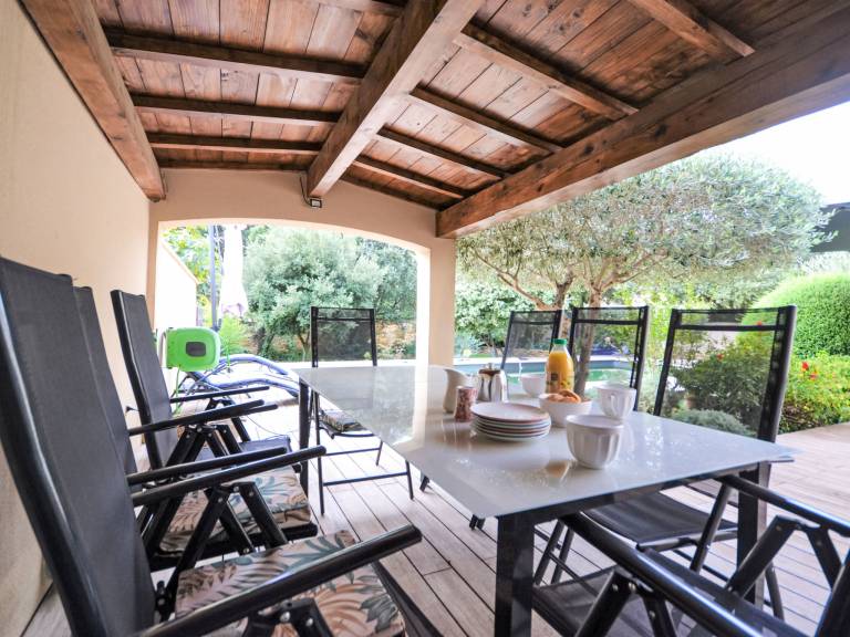 Vacation home with private pool, yard & BBQ — photo 4