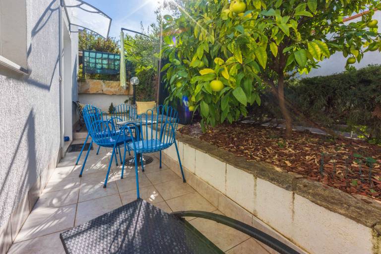 Apartment with terrace, BBQ & garden — photo 5