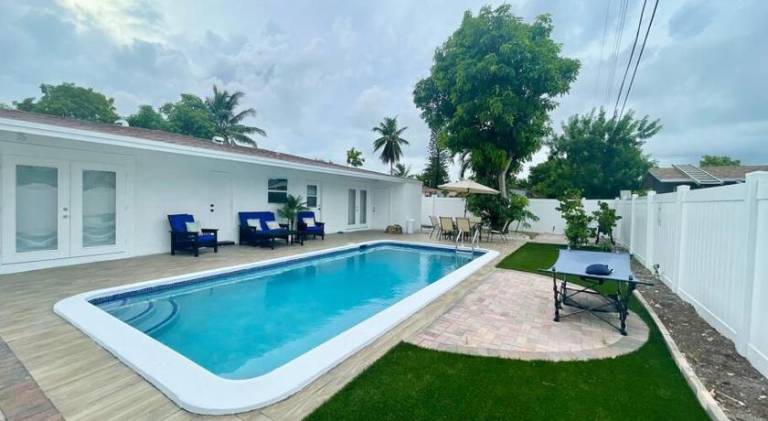 House with pool in Pompano Beach, FL