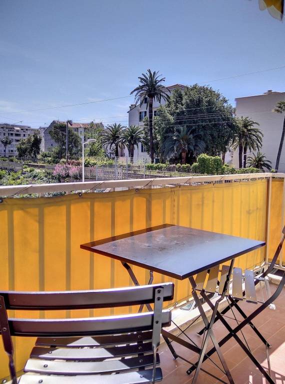 Apartment with yard & patio — photo 3
