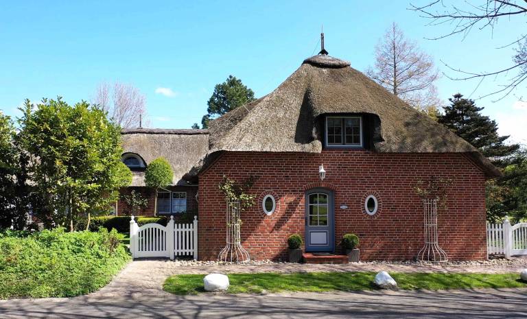 Holiday apartment with barbeque & garden in St. Peter-Ording
