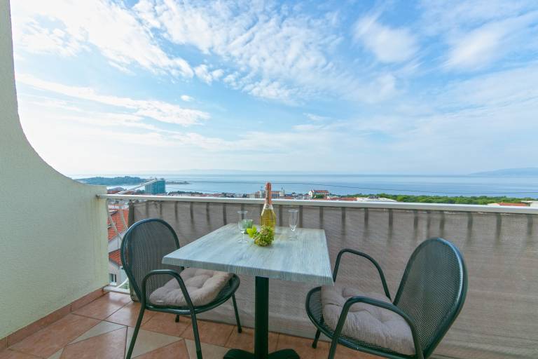 Rental apartment with barbecue & yard | City view | Beach nearby | Pet-friendly in Tucepi