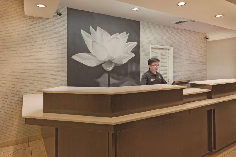 La Quinta Inn & Suites by Wyndham Buena Park — photo 5