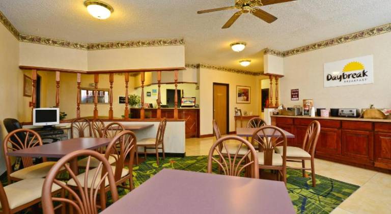 Days Inn by Wyndham Topeka — photo 5
