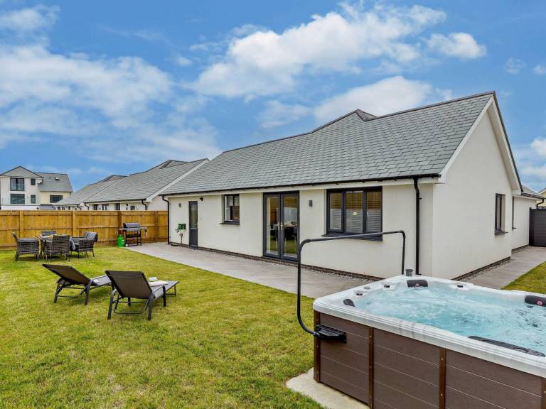 Vacation home with grill, yard & hot tub — photo 3