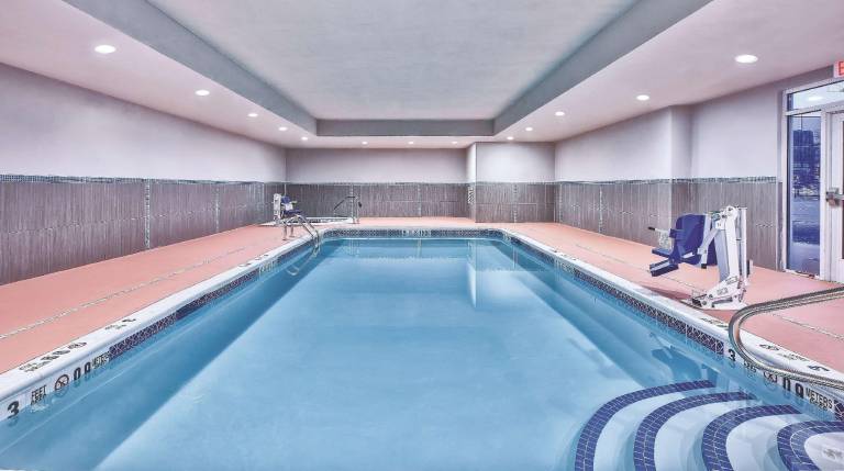 La Quinta Inn & Suites by Wyndham Niagara Falls — photo 3