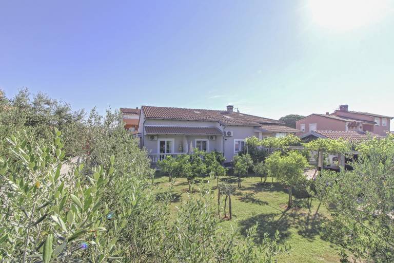 Rental apartment with yard, barbecue & terrace — photo 3