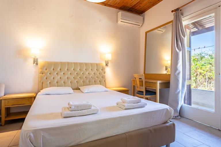 Apartment 'Alykes Family Resort Triple Room 1' with Balcony, Wi-Fi and Air Conditioning — photo 2