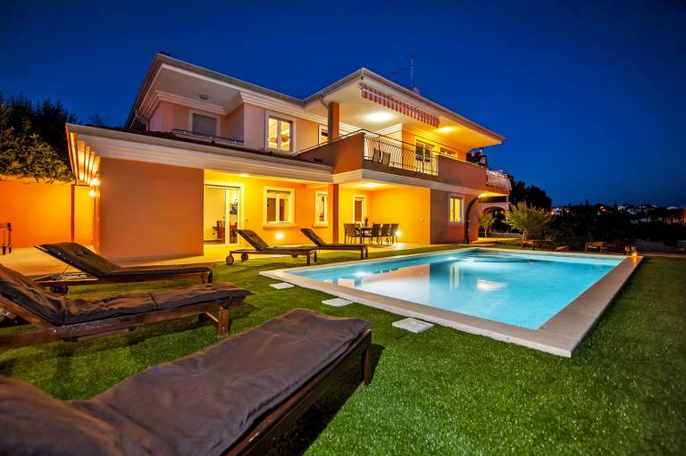 Villa with private pool, BBQ & hot tub in Rovinj