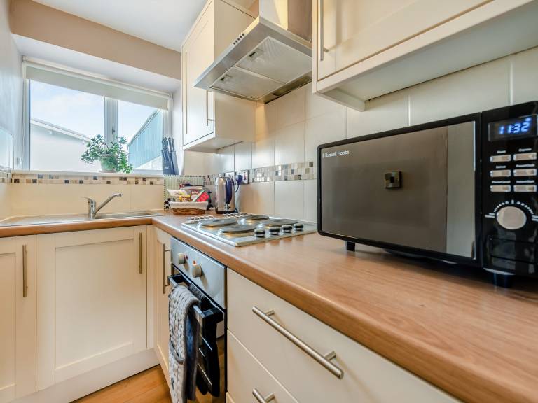 Family-oriented cottage with hot tub, garden & BBQ | Pets allowed — photo 5