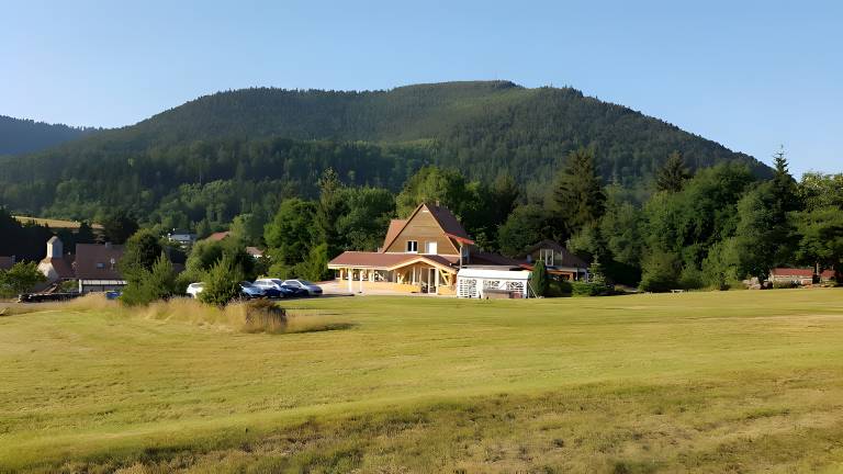 G&auml;stezimmer &bdquo;Chalet Des 3 Pins Orchid&eacute;e&ldquo; mit Bergblick Gemeinschaftsterrasse & WLAN