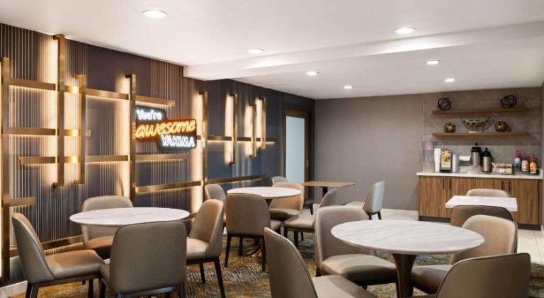 La Quinta Inn & Suites by Wyndham Yakima Downtown — photo 3