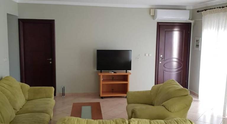 Holiday apartment with patio & garden — photo 2
