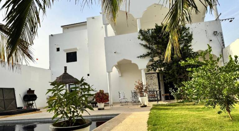 Villa with pool — photo 4