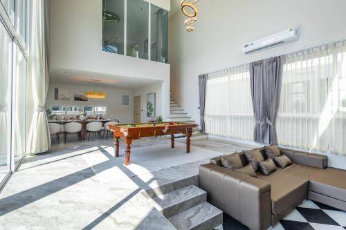 Charming villa with jacuzzi, patio & private pool | Pets allowed in Phetchaburi