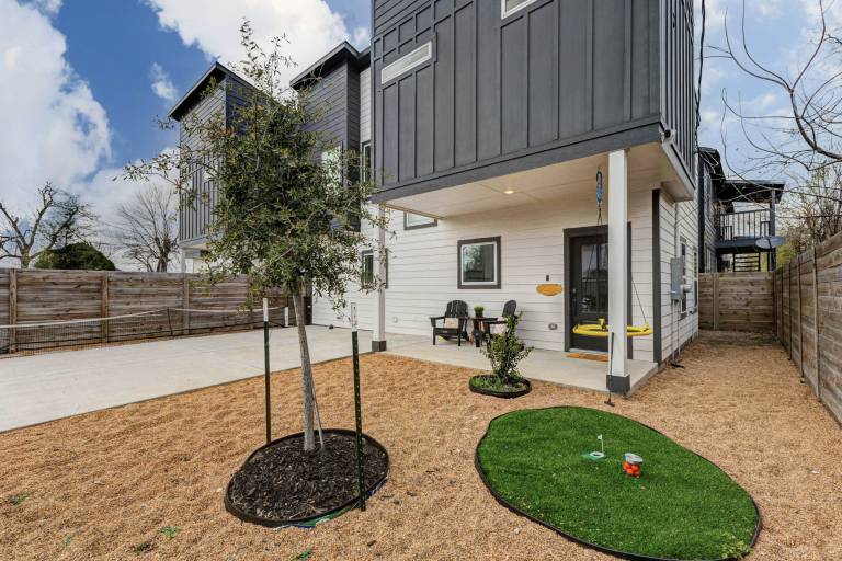 Explore Houston! Pet-Friendly Home Near Downtown — photo 3