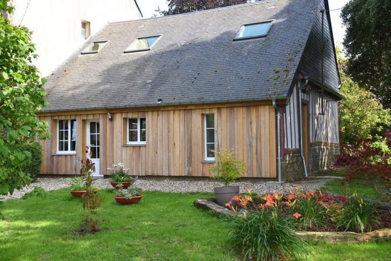Gite with patio, garden & barbeque in Rouen