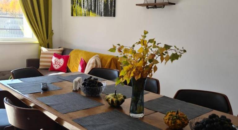 Lodge with patio, BBQ & yard | Perfect for remote work | Pets are welcome — photo 4