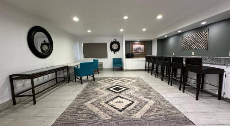 Desert Sands Inn & Suites — photo 2