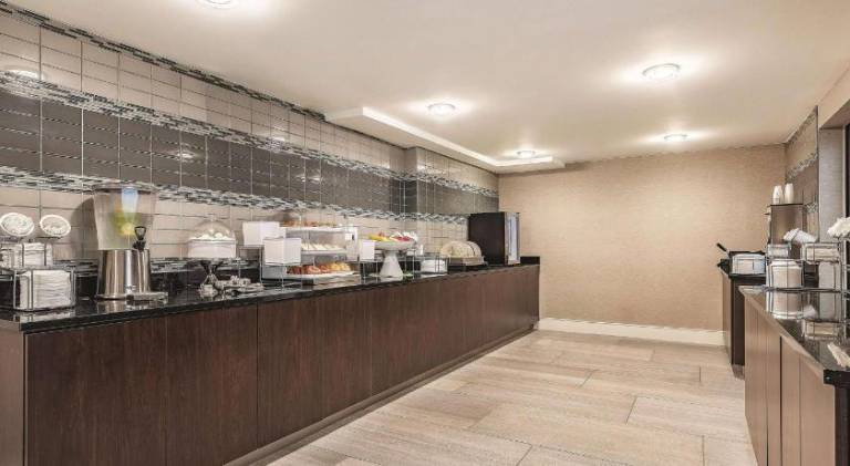 La Quinta Inn & Suites by Wyndham Portland DT/Maine Med — photo 5