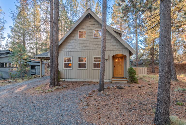 Cozy Dog-Friendly Retreat with Hot Tub & SHARC Passes in Sunriver — photo 3