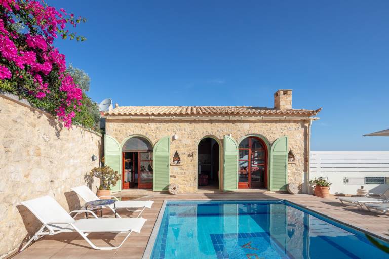 Villa with barbeque, garden & patio — photo 2