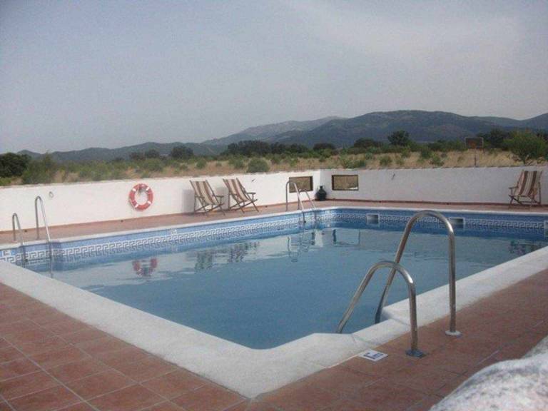 Fully equipped vacation home with pool, barbeque & yard | Pets allowed — photo 3