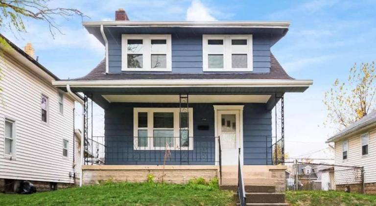 House with yard in Franklin, OH